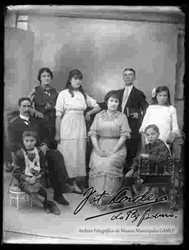 Retrato  de estudio de una familia
