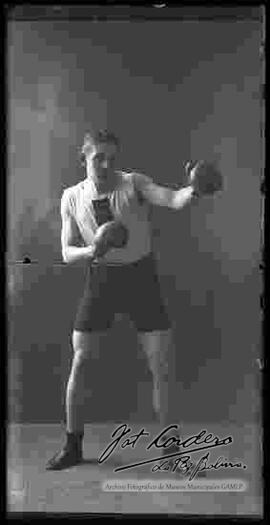 Foto de estudio de un boxeador del club Pabón, entrenando