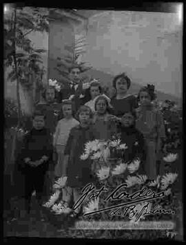Familia en el jardín de una casa particular