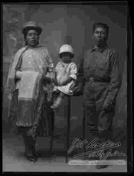 Foto de estudio de un soldado de la Guerra del Chaco, junto a su familia