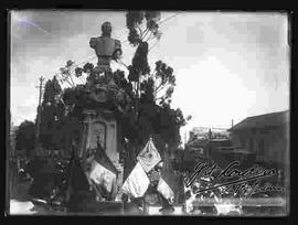 Concentración del desfile por el 6 de agosto en el monumento a Sucre.