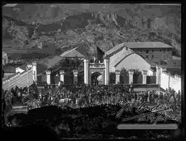 Frontis antiguo del Colegio Militar con el fondo del cerro laicacota