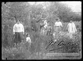 Una familia, en el huerto de una casa particular