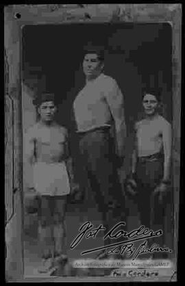 Reproducción de una imagen del gigante Camacho, junto a dos boxeadores