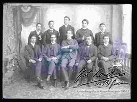 Foto de estudio de un grupo de jóvenes vestidos de traje