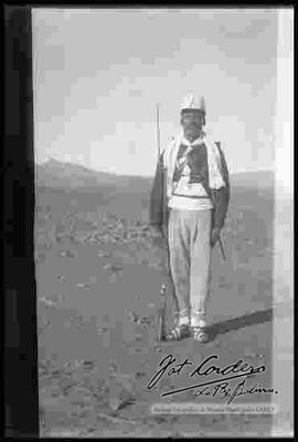 Soldado de los Colorados de Bolivia, de frente y con equipamiento completo en el altiplano