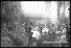 Familia y amigos, en una parrillada, en una casa particular