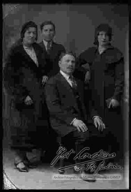 Retrato  de estudio de una familia