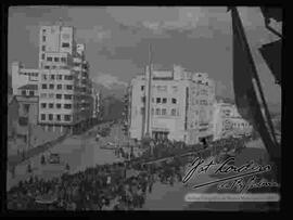 Vista de la  manifestación  realizada por parte de estudiantes universitarios y una multitud de personas, subiendo por avenida Mariscal Santa Cruz, Plaza del Obelisco, en contra del gobierno de Gualberto Villarroel por la muerte del estudiante universitario Bengel Gamberos. junio 1946
