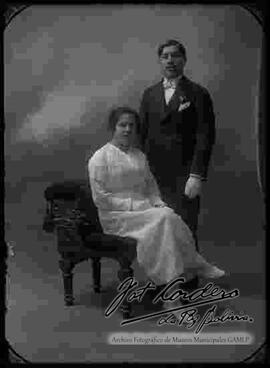 Retrato   de una pareja de  novios, en el día de su matrimonio