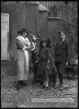 Familia en el interior de una casa particular. madre e hijos