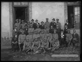 General Quiroz junto a oficiales del Colegio Militar, del ejercito, un cura y personal civil, en  el patio del Colegio
