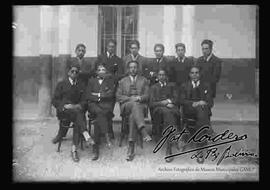 Grupo de jóvenes estudiantes de un instituto, junto a su profesor Antonio Díaz Villamil , delante de un salón de clases