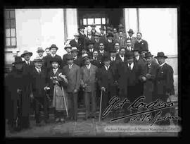 Grupo de médicos en la puerta del Hospital General