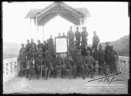 Grupo de soldados y oficiales, en el montículo