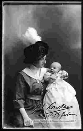 Foto de estudio de una madre sosteniendo su bebe