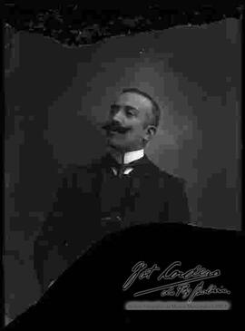 Fotografía de estudio. Imagen de medio cuerpo de un varón con bigote.
